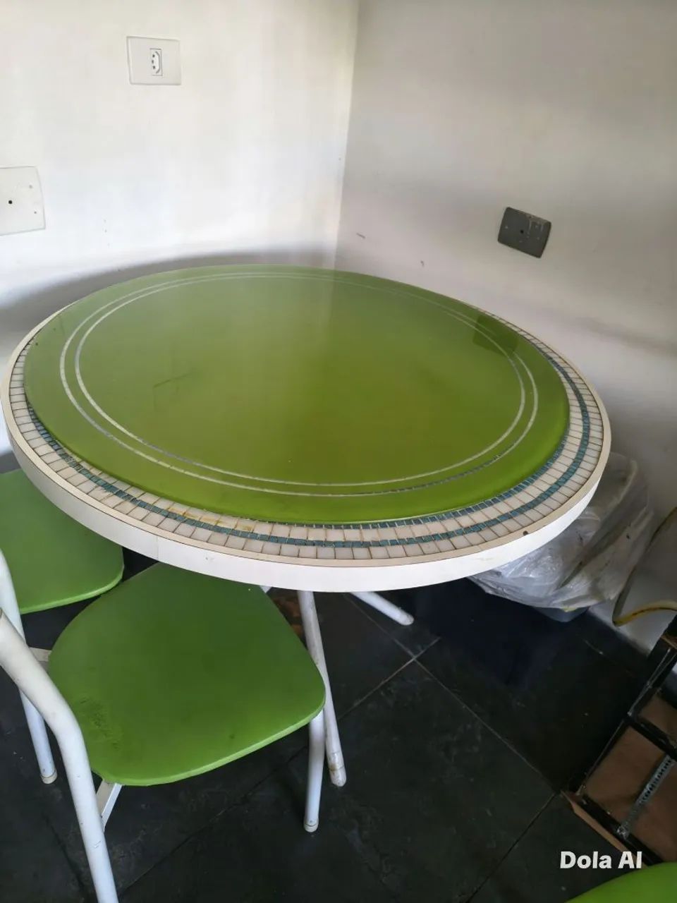 Vende-se mêsa com cadeiras 
