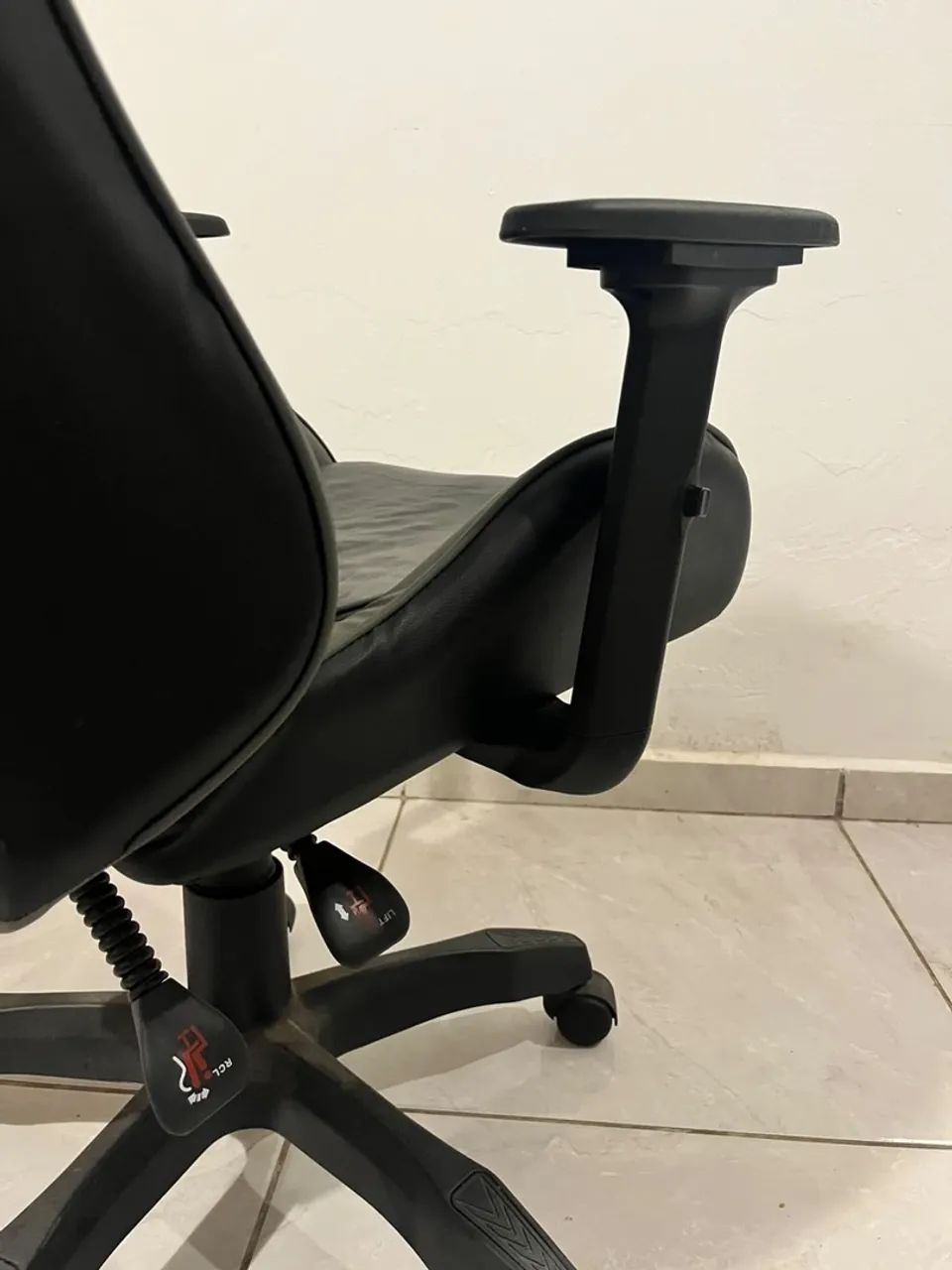Cadeira gamer muito nova  - Foto 4