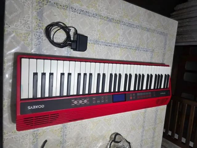 Roland GO:KEYS GO-61K, vermelho, com 61 teclas, fonte e suporte
