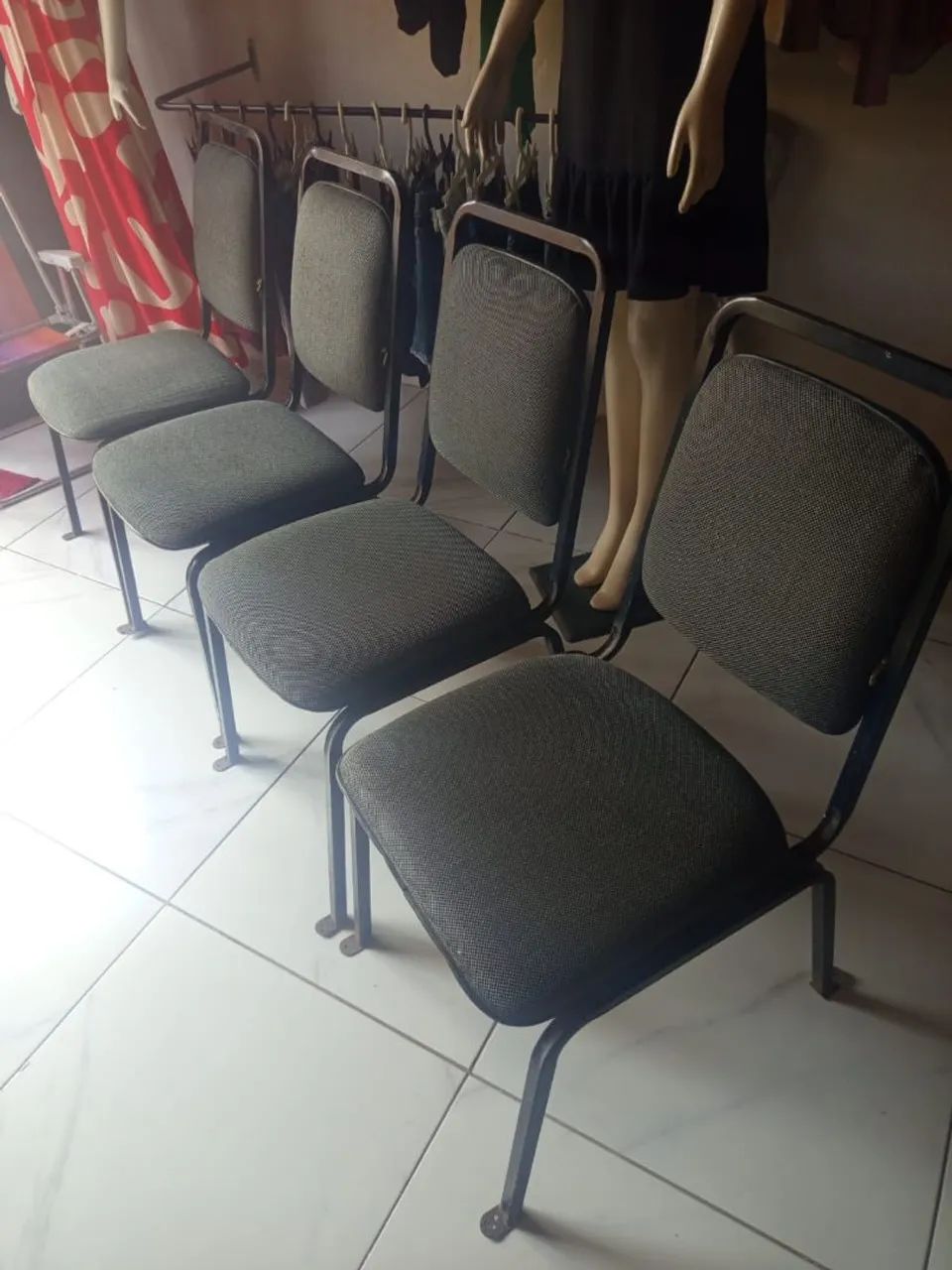 Vendo 4 cadeiras de ferro ,com estofado nelas 