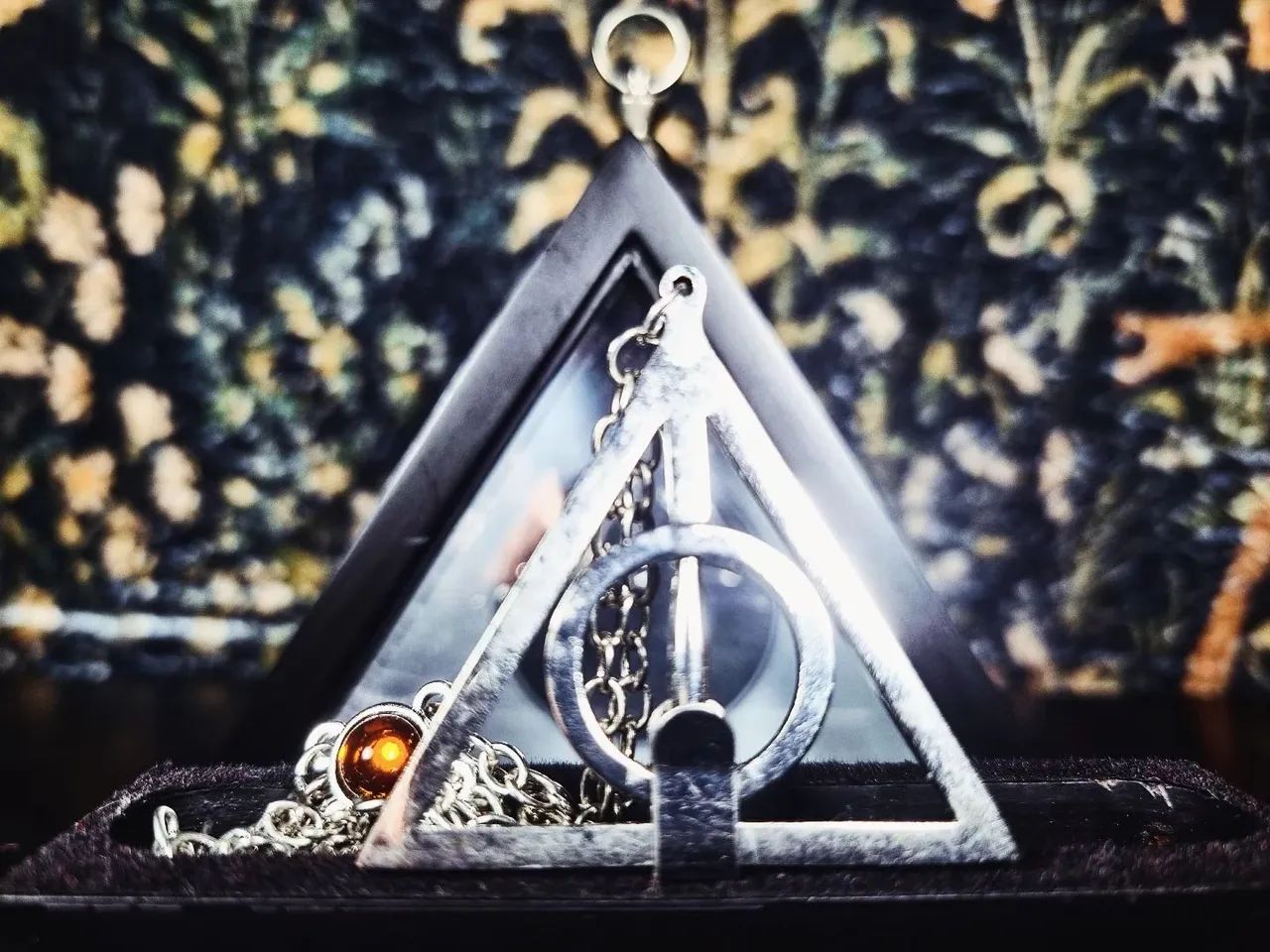 Colar Xenophilius Lovegood Reliquias da morte Harry Potter Noble collection  - Foto 6