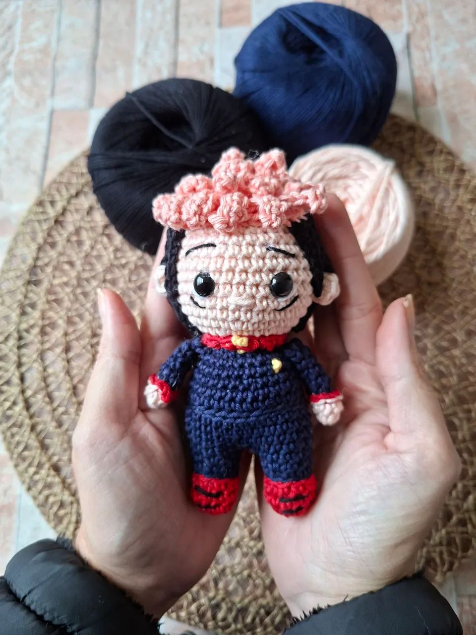 Yuji Itadori de crochê amigurumi 