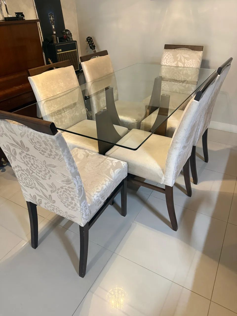 Conjunto mesa de jantar e seis cadeiras