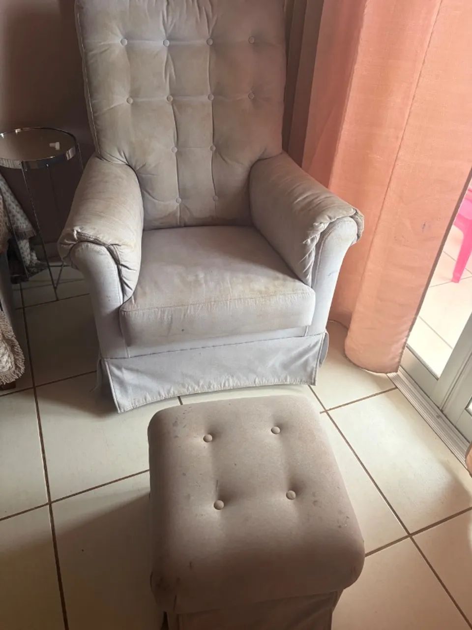 Cadeira de amamentação com puff  - Foto 2