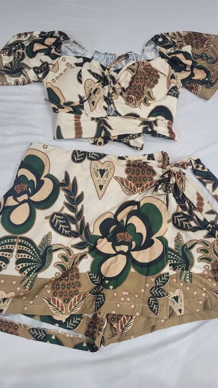 Conjunto de roupa croppet e short saia