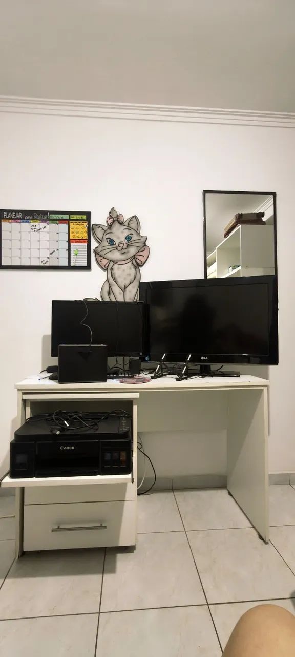 Mesa de computador+ gaveteiro 
