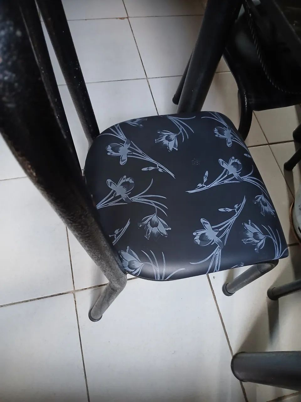 vendo mesa de mármore com 4 cadeiras  - Foto 2