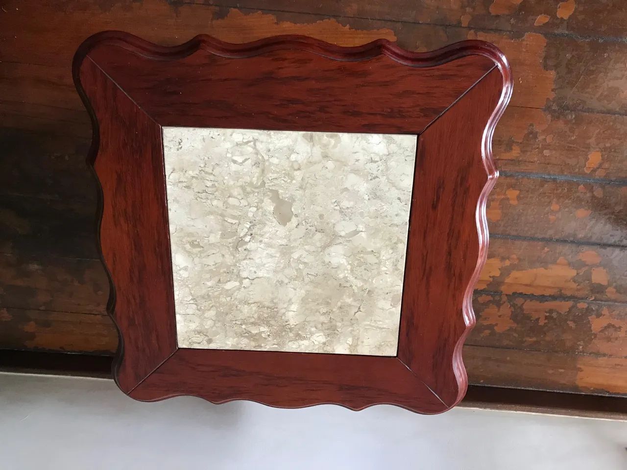 Mesa de canto de mogno e tampo de Mármore Carrara 