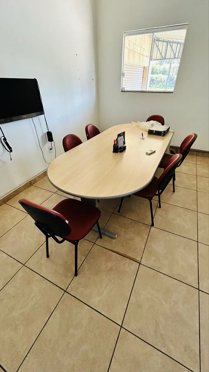 Mesa de Reunião com 6 cadeiras 