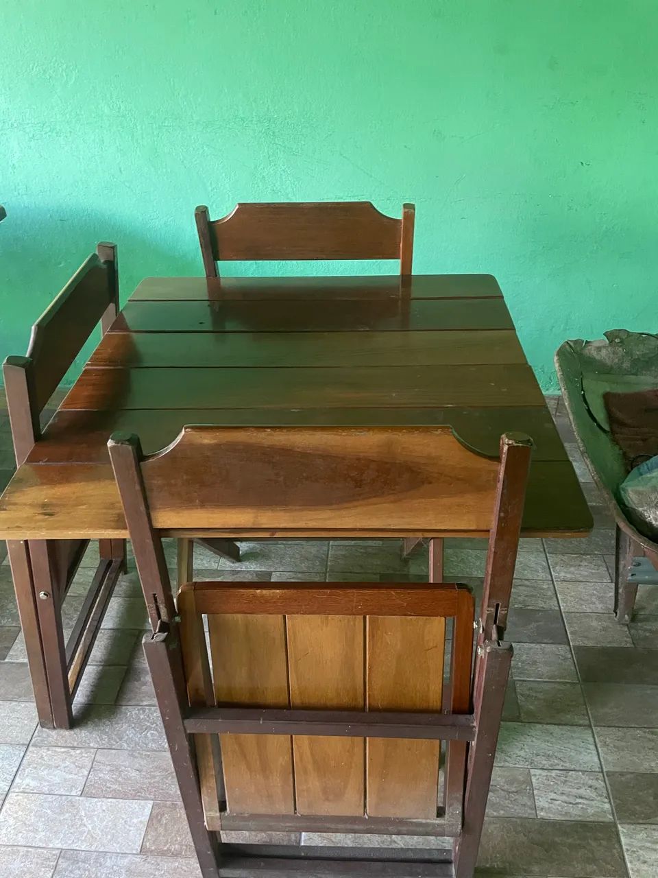 Mesa com três cadeiras 