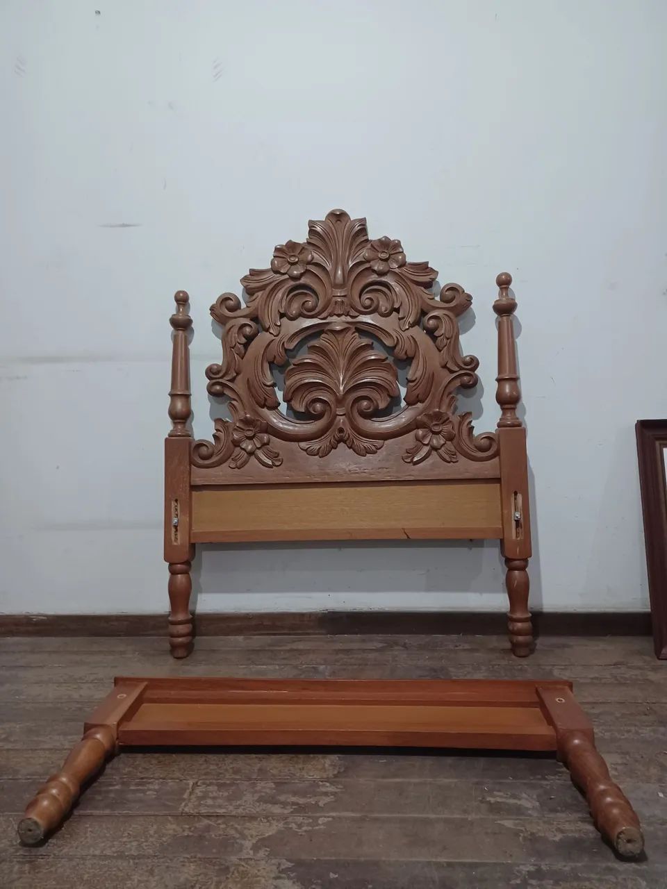 Cama em madeira maciça trabalhada - cabeceira e pé  - Foto 3