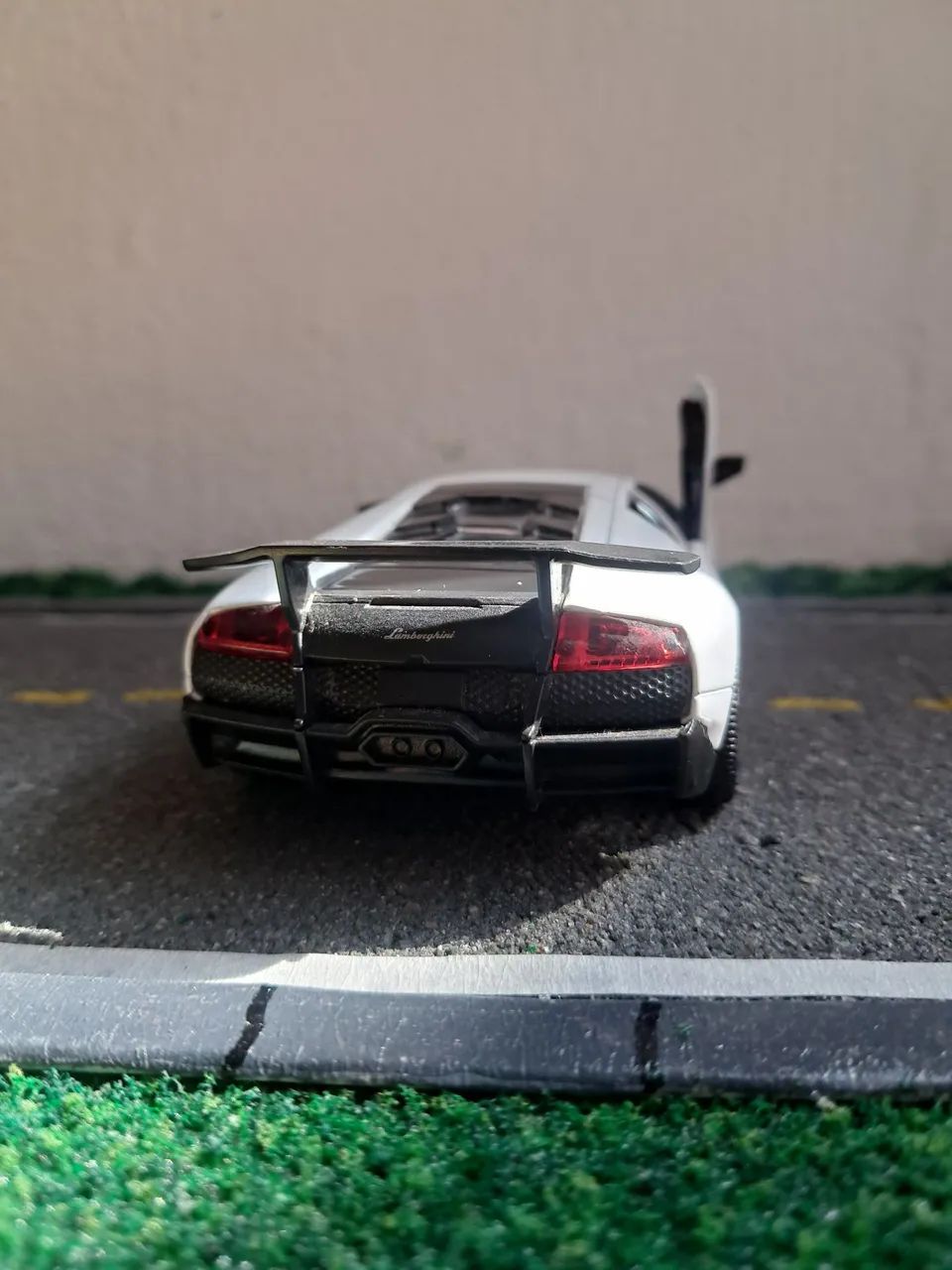 miniatura lamborghini murcielago branca 1/38 - Hobbies e coleções