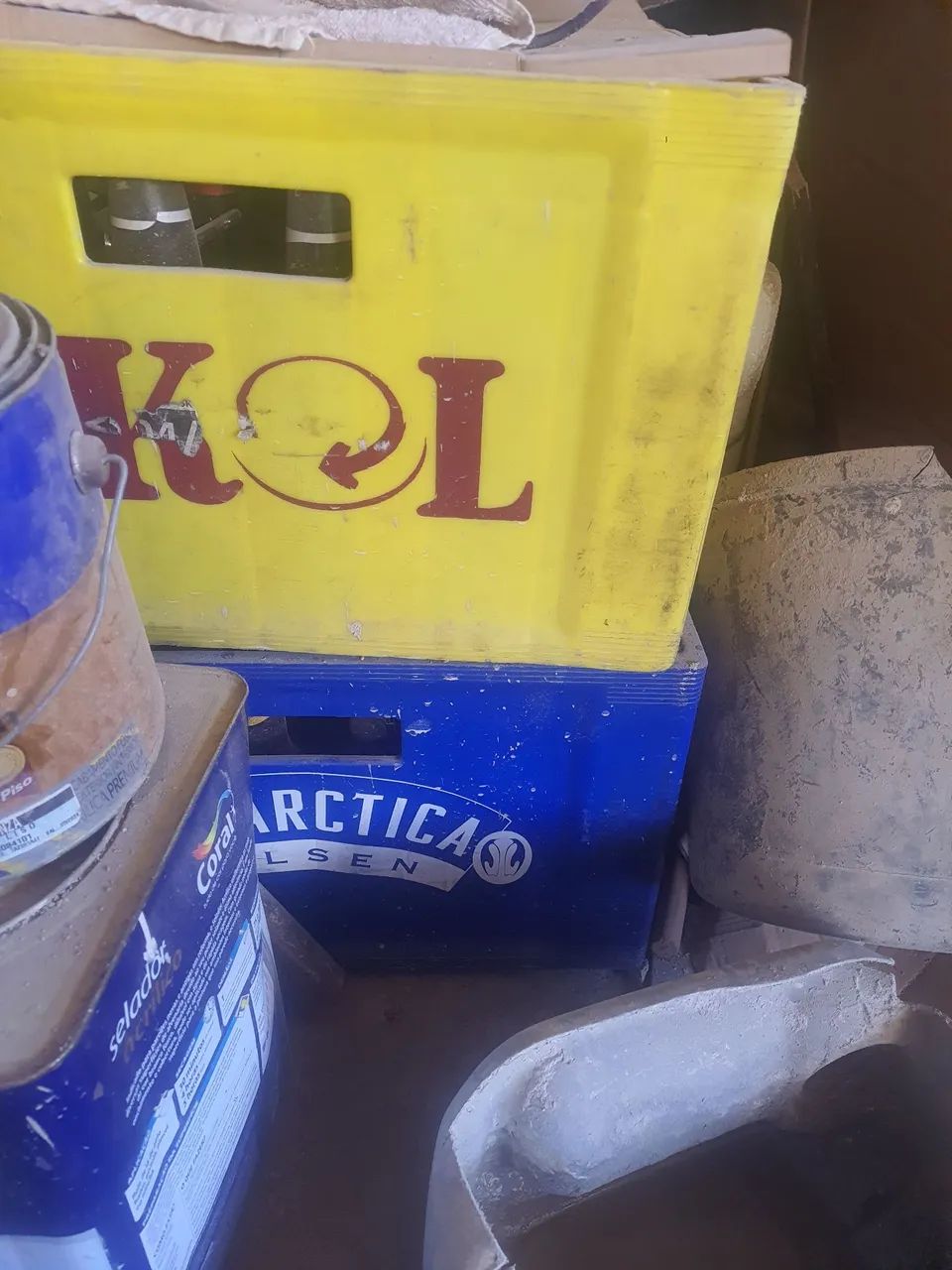 Engradados com garrafas de cervejas