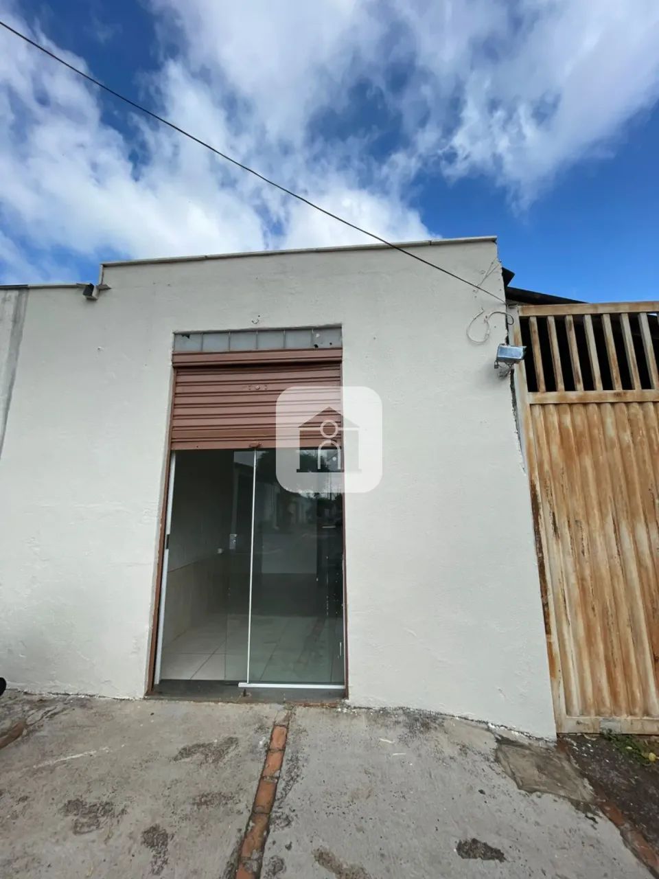Cômodo comercial disponível para locação no bairro Granada
