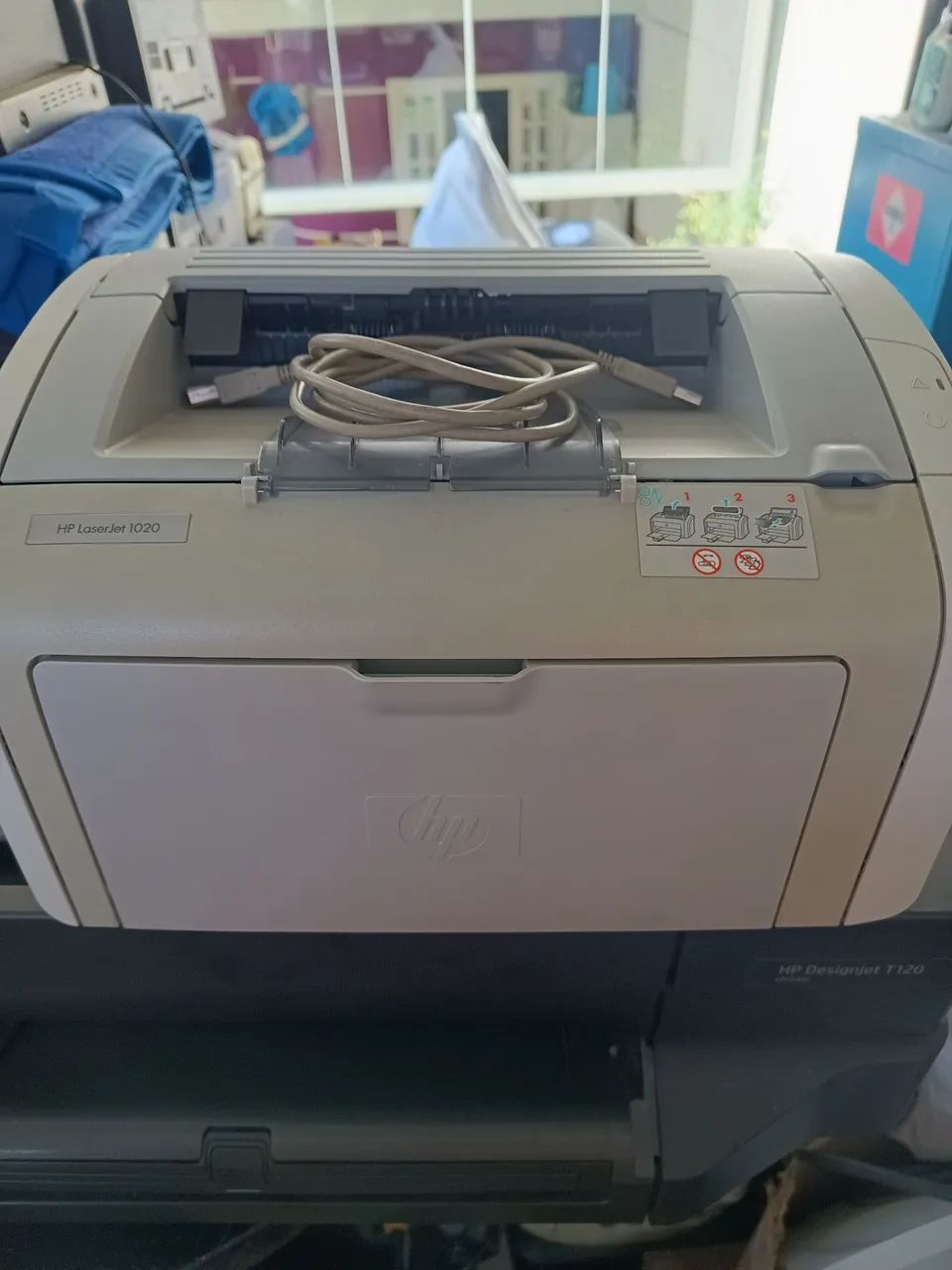 Vendo impressora HP LaserJet 1020, funcionando.