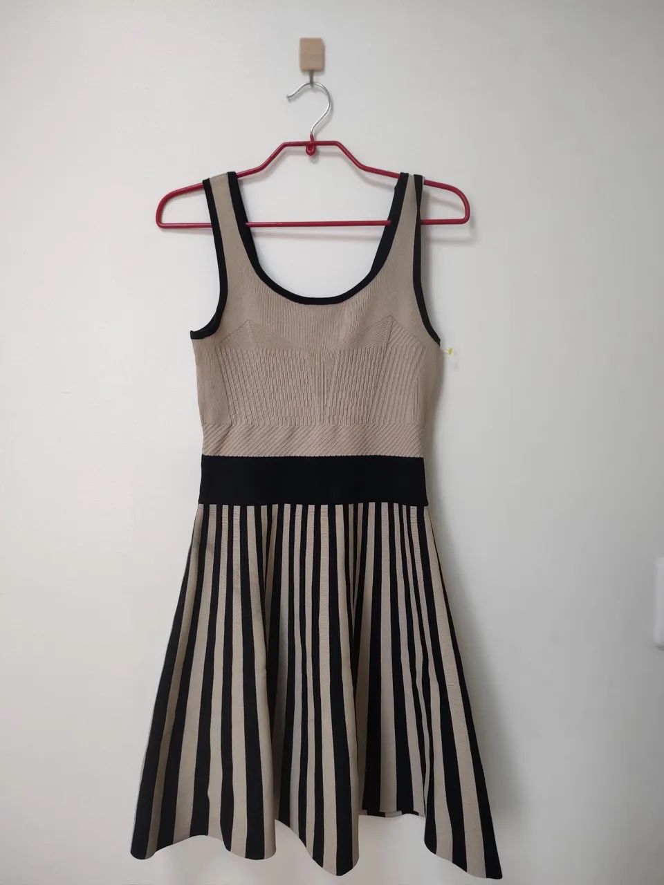 Vestido acinturado Guess 