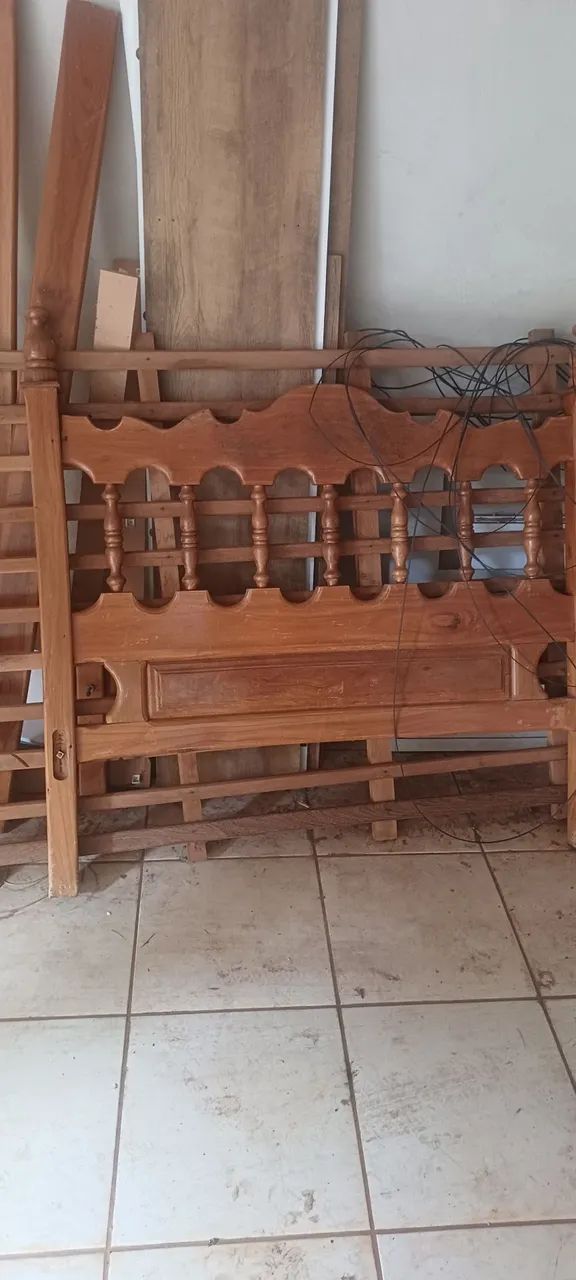 Cama de madeira casal 