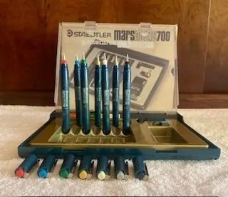 Estojo com sete canetas Nanquim técnicas Staedtler Marsmatic 700