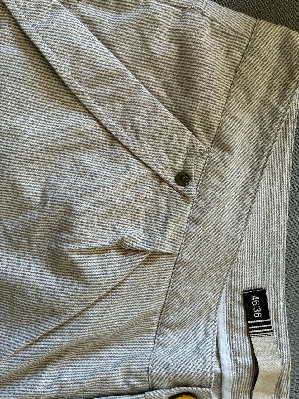 Short Hering 46 Risca de giz bege e branco  - Foto 4