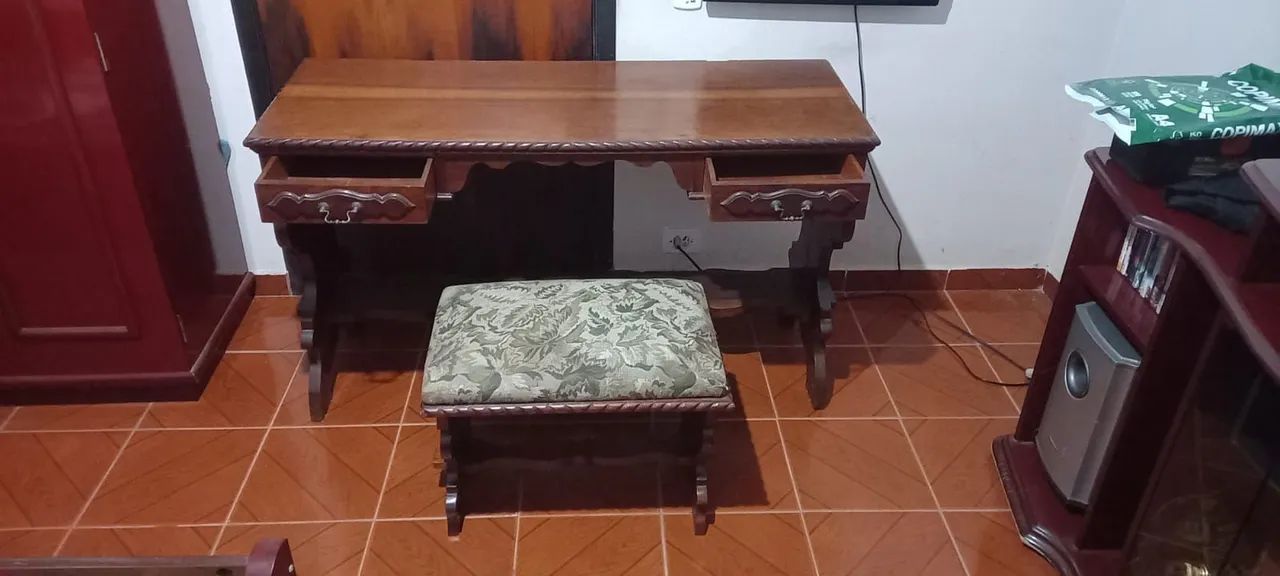 Escrivaninha de madeira