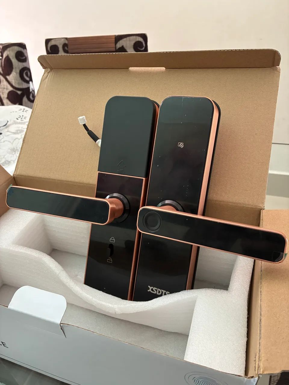 Fechadura Digital Inteligente Wi-Fi - Preta com Bronze Escovado - Nova - Foto 3