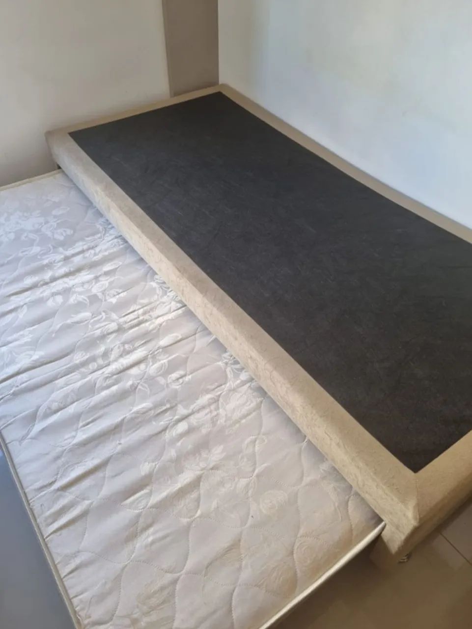 Vendo box solteiro com cama auxiliar 150,00