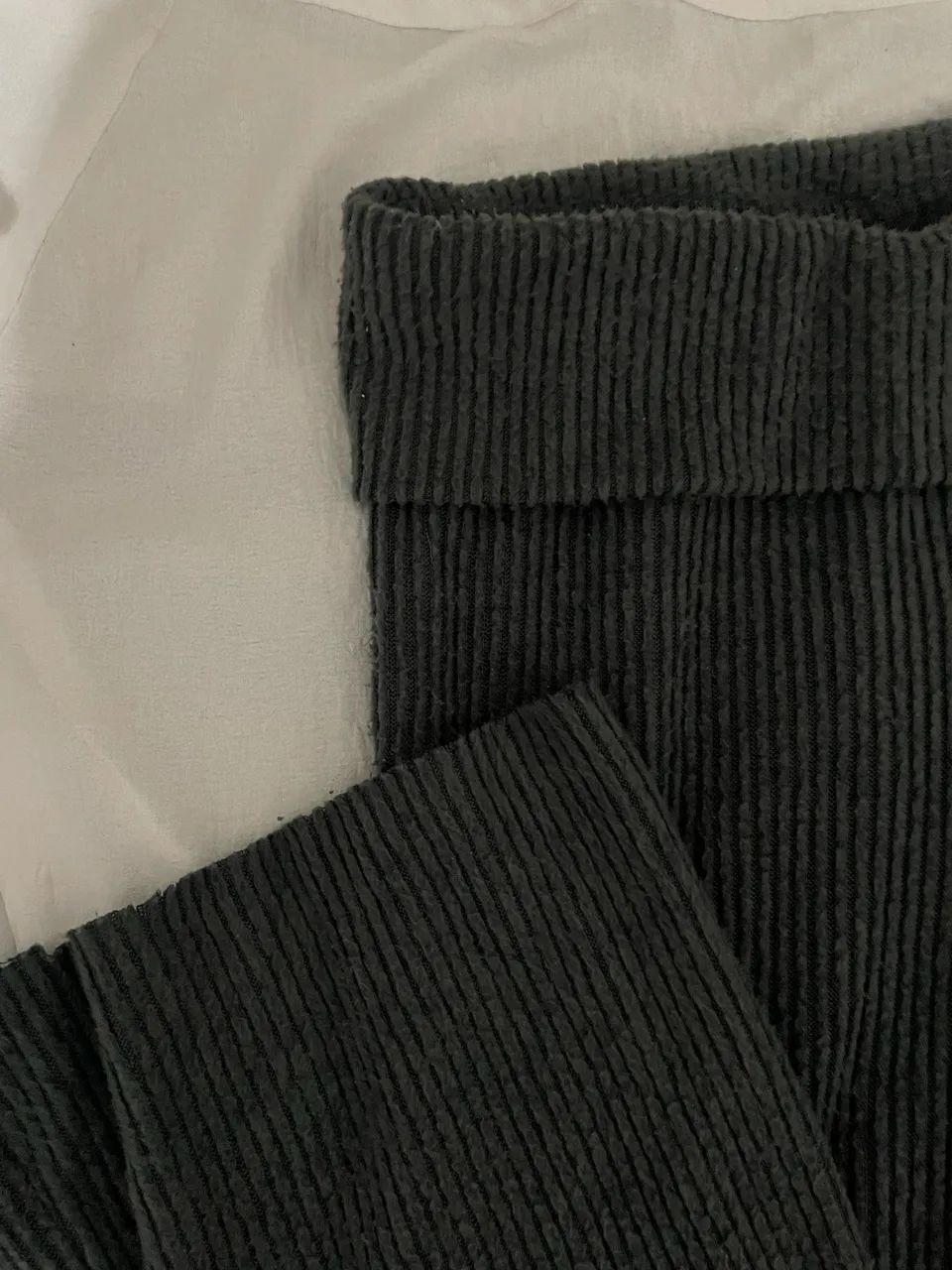 Calça flare cinza chumbo com cós dobrável - Foto 2