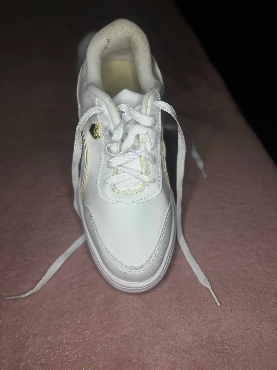TÊNIS BRANCO COM DETALHES DOURADOS 