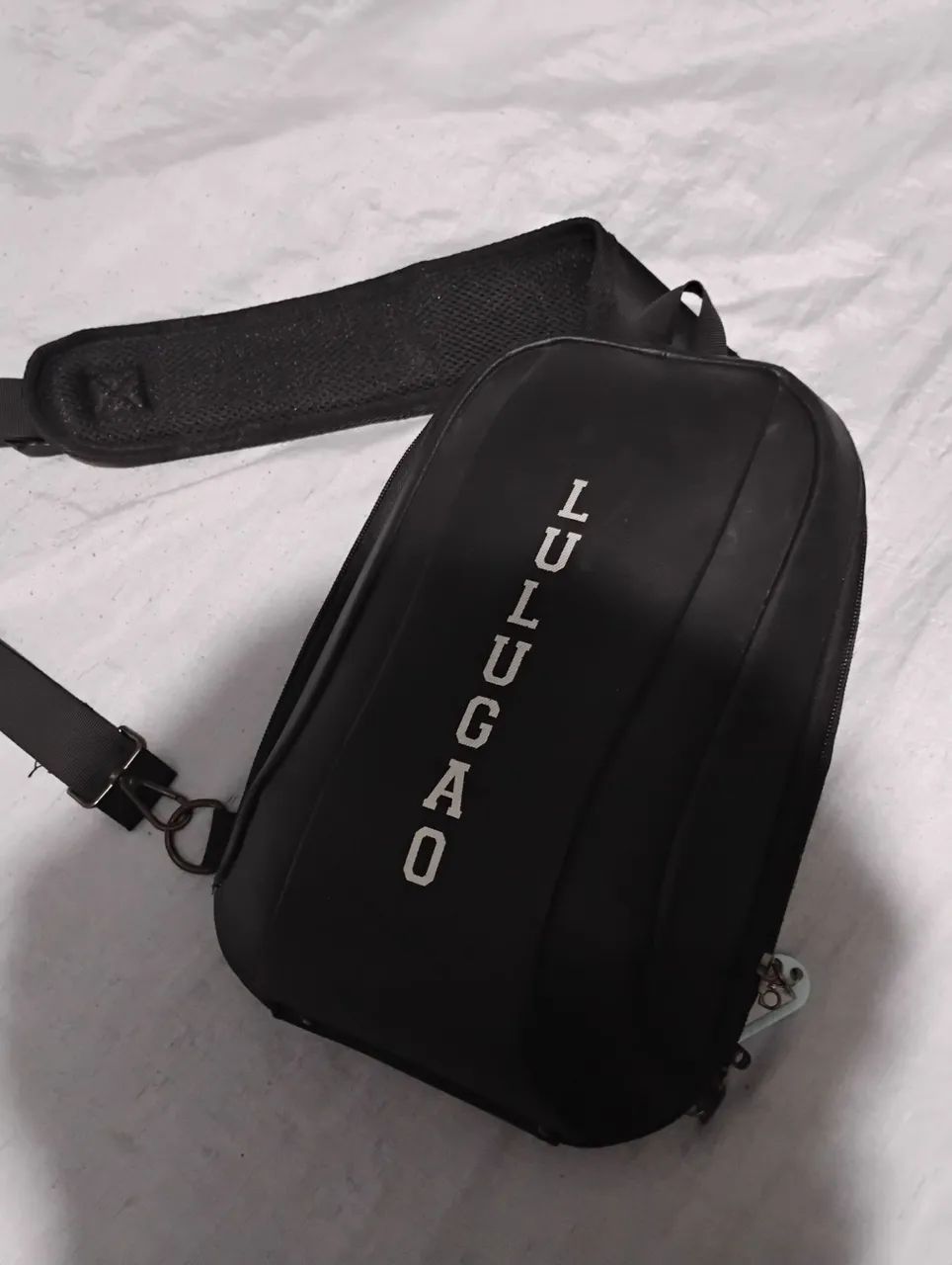 Bolsa transversal preta da marca LULUGAO com design rígido em EVA.