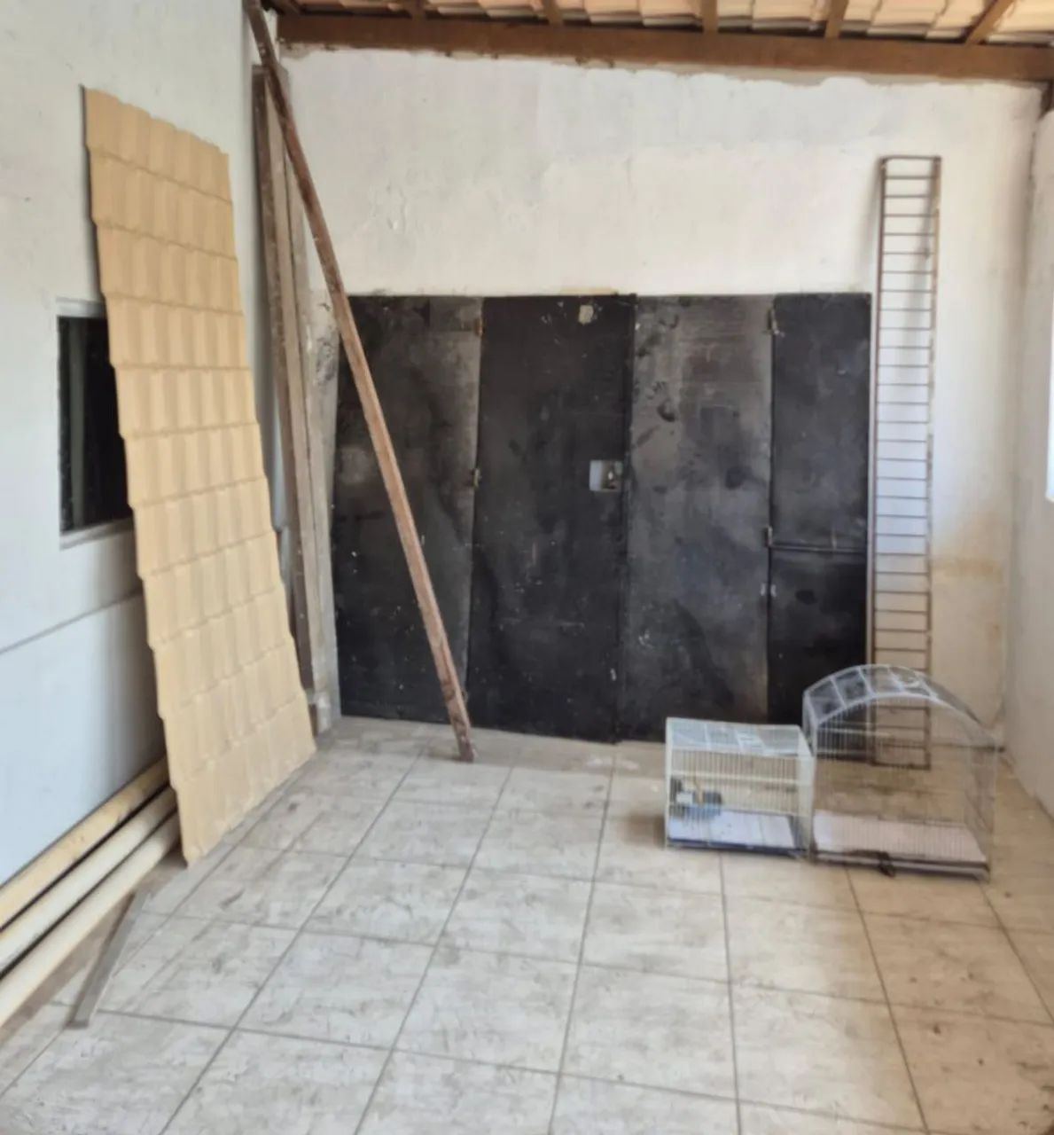 Escada, gaiola, canos, telhas