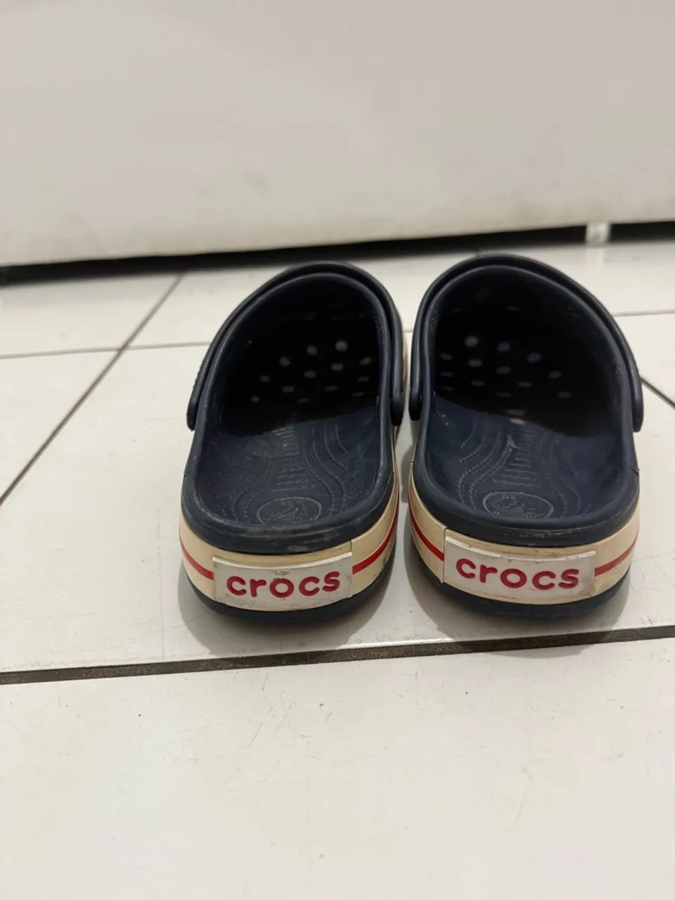 SANDÁLIA CROCS ORIGINAL AZUL MARINHO/VERMELHO - Foto 3