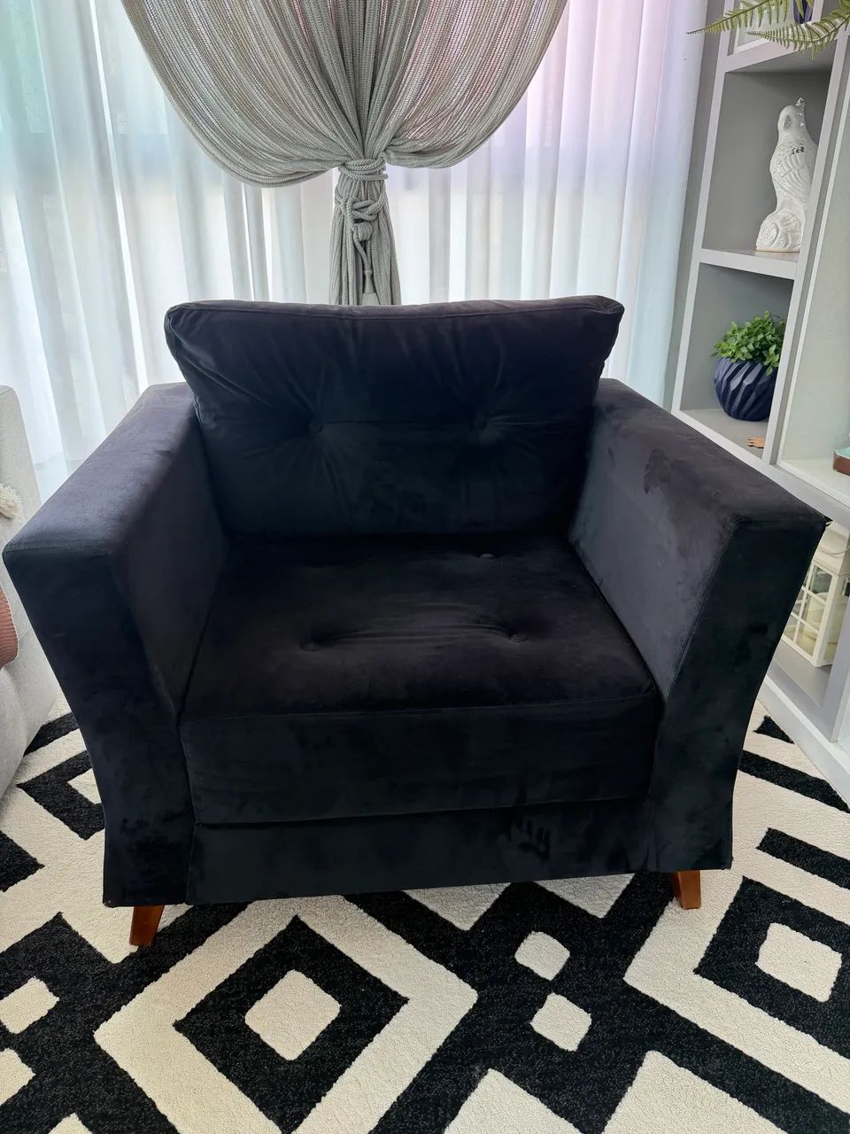 Poltrona em Veludo Preta - Confortável e Elegante - Foto 2