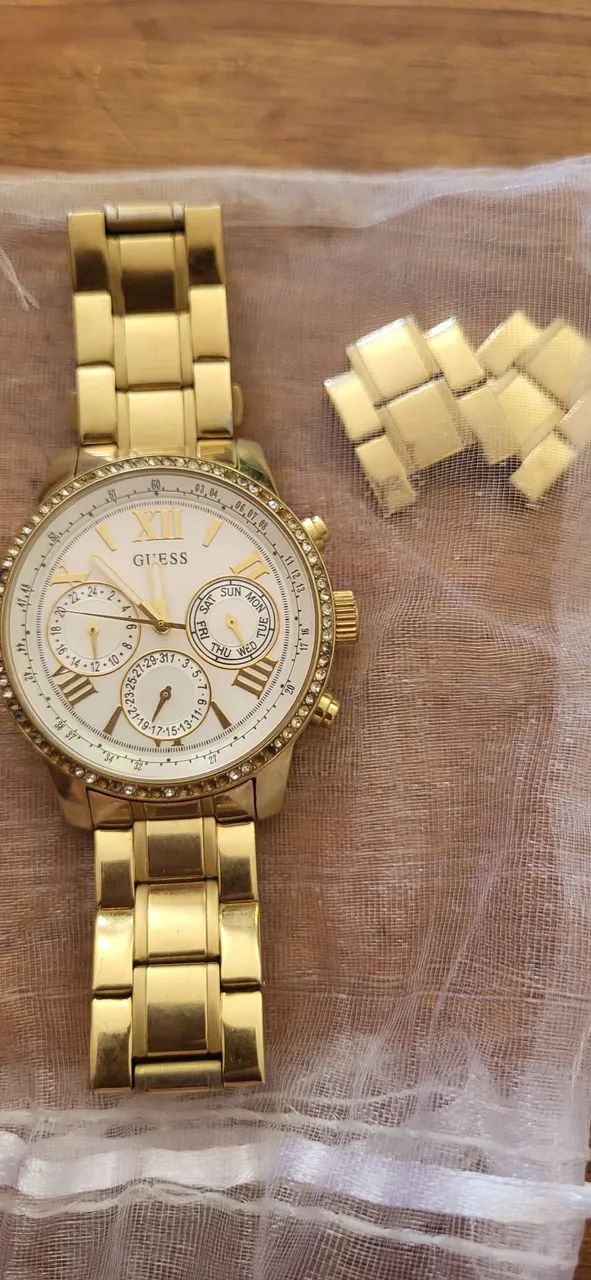Relógio dourado feminino da marca guess com ponteiros funcionais usado em bom estado  - Foto 5