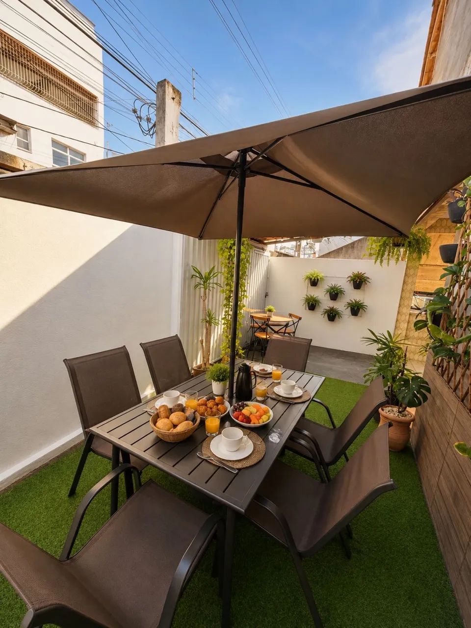 Conjunto 6 cadeiras, mesa e ombrelone jardim