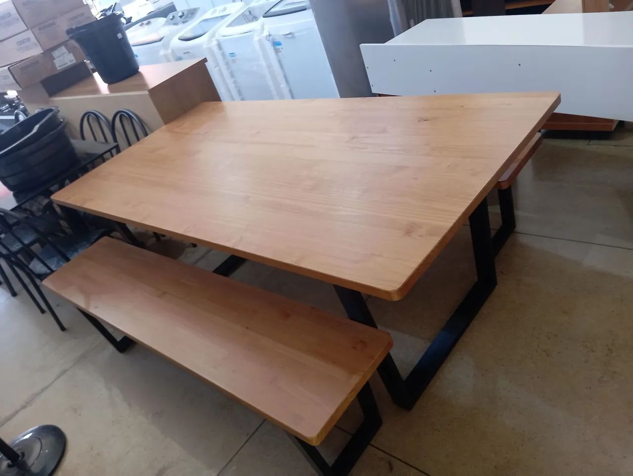 Mesa nova de madeira,super resistente e elegante 