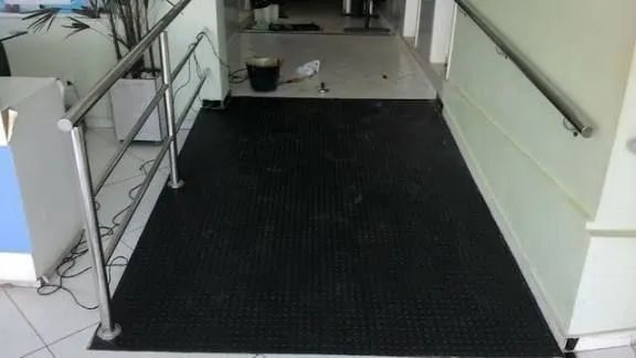 Piso emborrachado antiderrapante tipo moeda  - Foto 4
