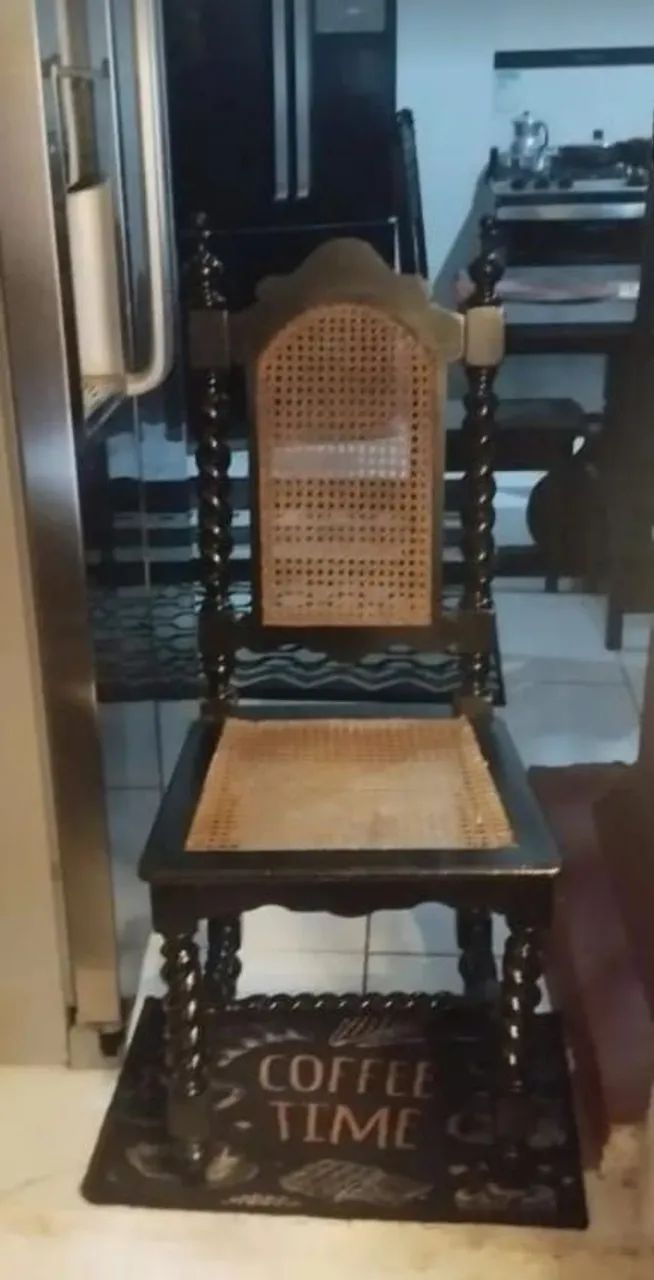 Vendo uma linda cadeira antiga 