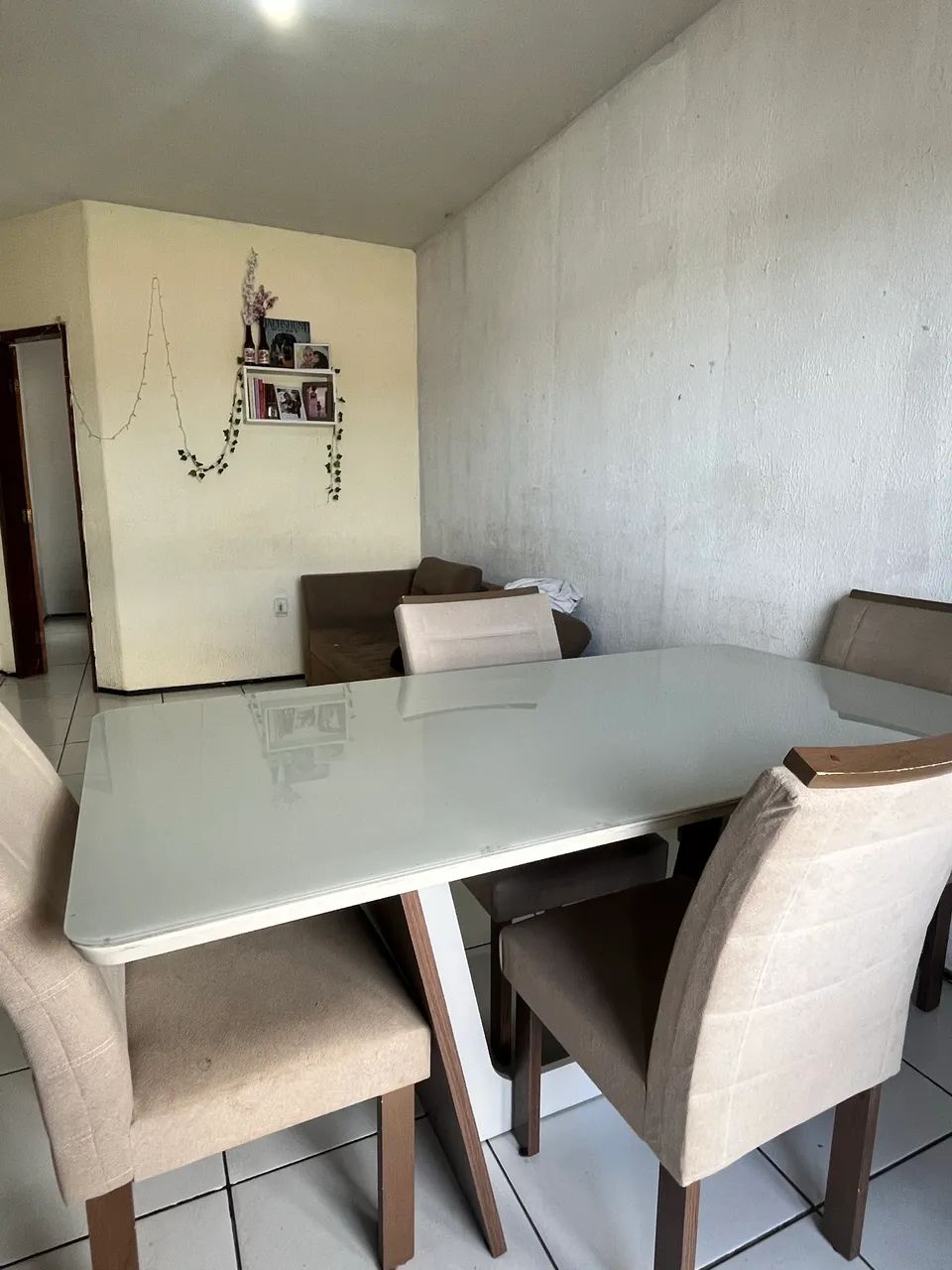 Mesa grande com 4 cadeiras  - Foto 2