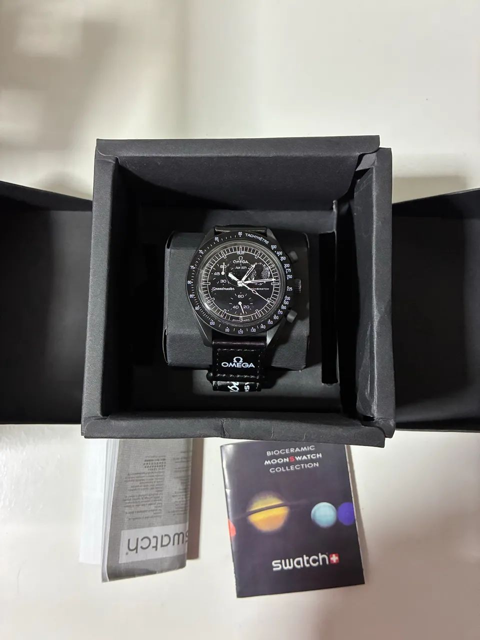 Relógio Swatch x Omega Bioceramic Moonswatch Mission Moonphase Snoopy Black - Foto 3