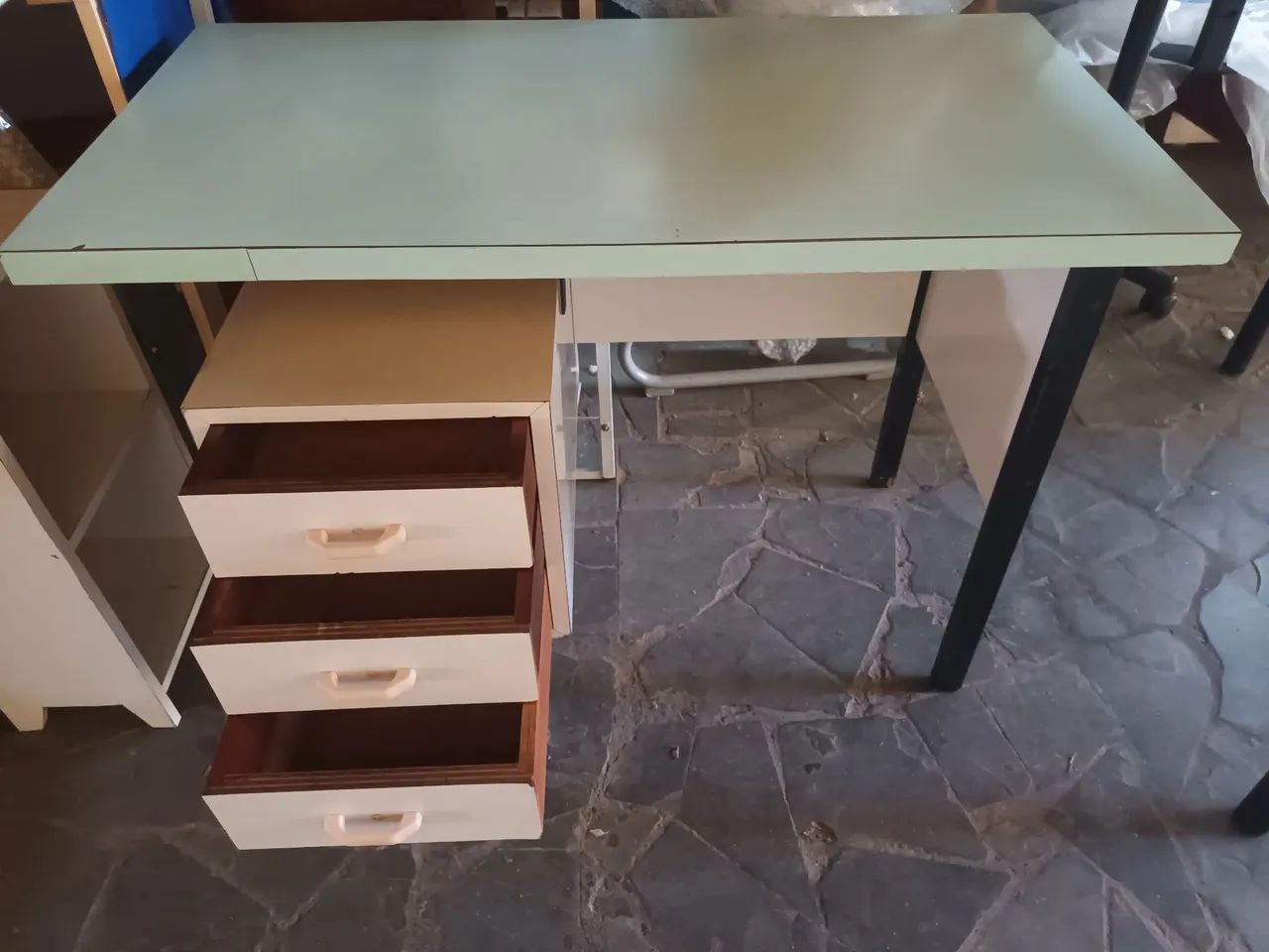 Mesa escrivaninha 3 gavetas madeira e fórmica  - Foto 2