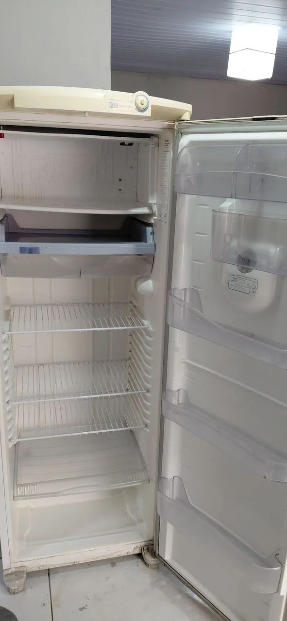 Vendo geladeira funcionando  - Foto 4