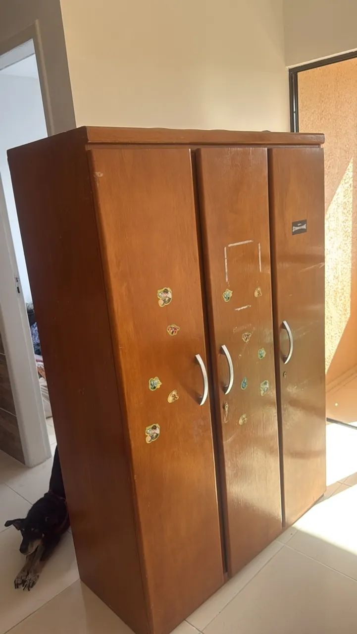 Guarda-roupa de madeira