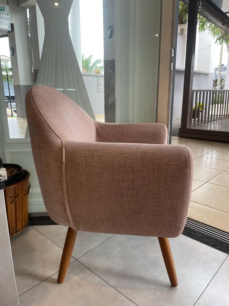 Poltrona salmão com pezinho de madeira  - Foto 2