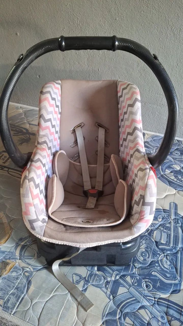 Bebê conforto com suporte para carro
