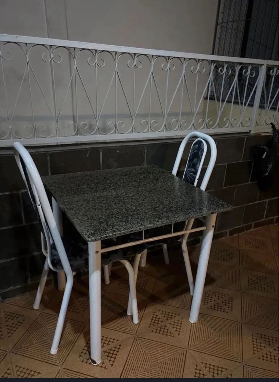Mesa de mármore c duas cadeiras 
