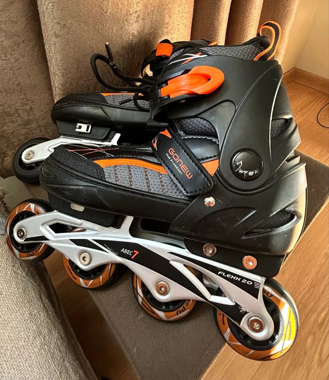 Patins Gonew Fitness Flexx 2.0 In line ABEC 7 Ajustável Base de Alumínio - Preto e Laranja