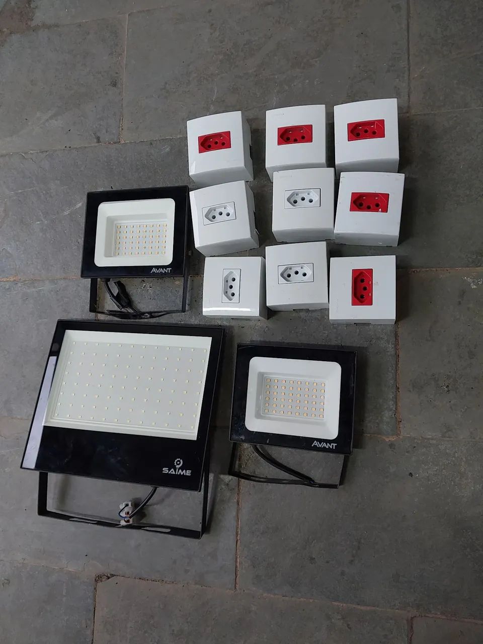 Kit com 3 refletores LED e 9 caixas de tomada - Foto 2