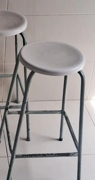Banqueta Alta de Ferro com Assento Plástico - Resistente - Foto 3