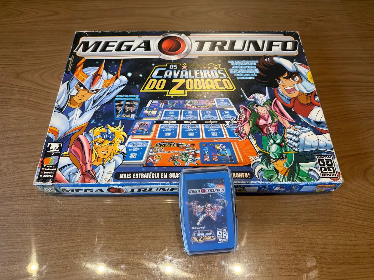 Jogo de tabuleiro com cartas Mega Trunfo Cavaleiros do Zodíaco