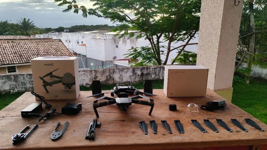Drone DJI Mavic Pro Fly More com vários acessórios